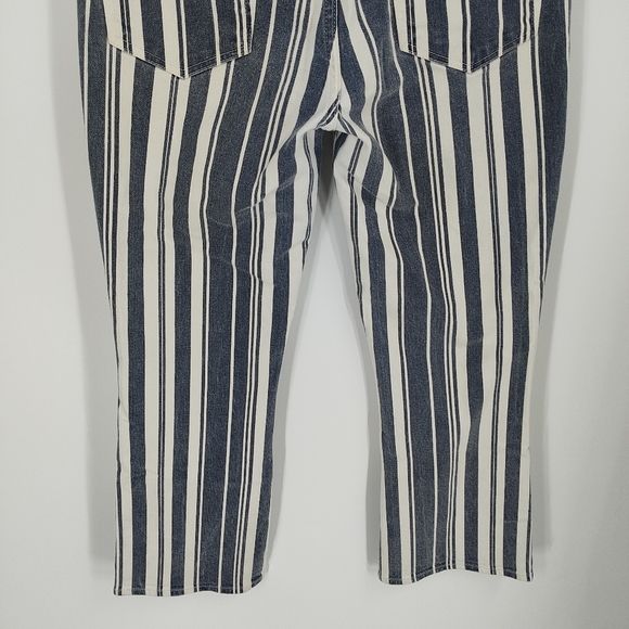 Lucky Brand | "Bridgette Mini Boot" jeans - Picture 7 of 9